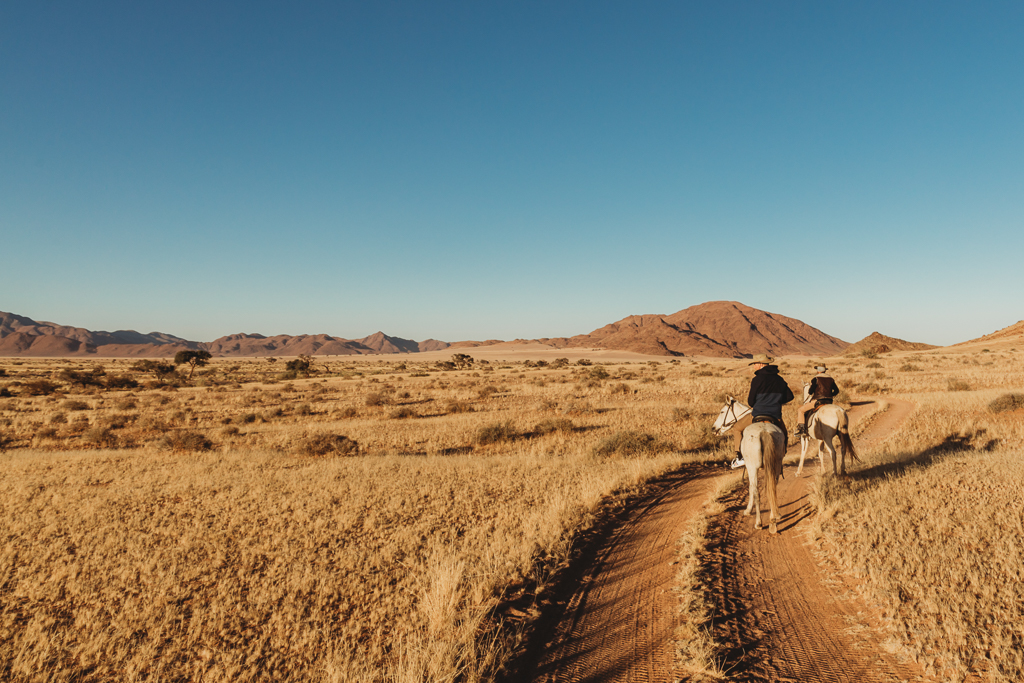 namibia-on-horseback_desert-homestead
