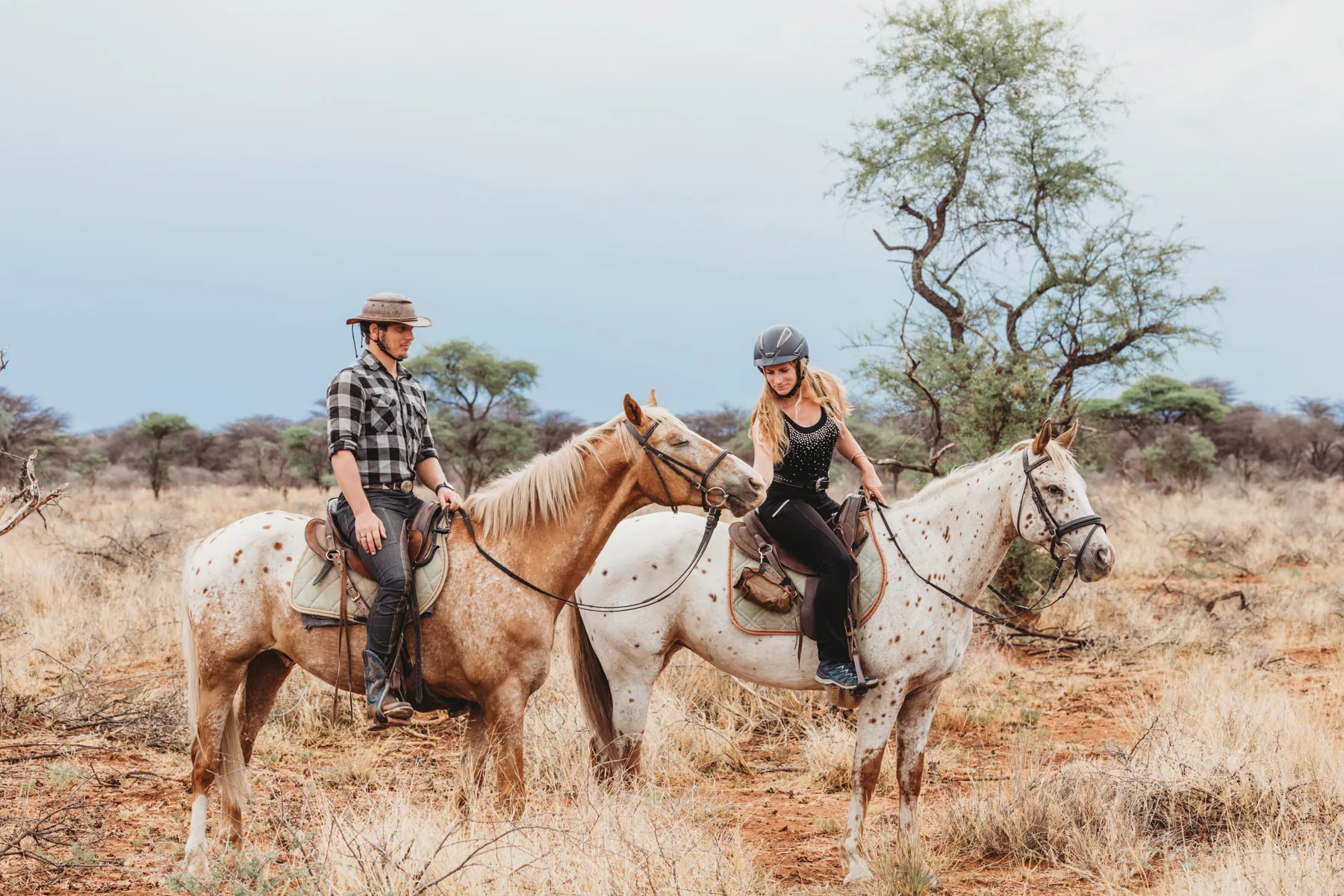Jonas-and-Bea_Kambaku_horseback-riding_honeymoon-session_mariette-du-toit-photography