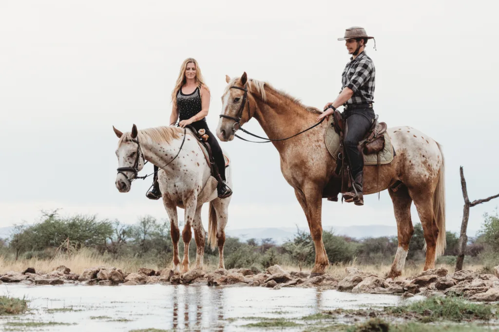 Jonas-and-Bea_Kambaku_horseback-riding_honeymoon-session_mariette-du-toit-photography