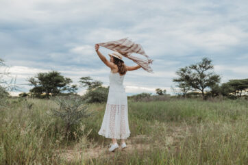 girls dancing in the grass, matric portrait session, mariette du toit photogrraphy