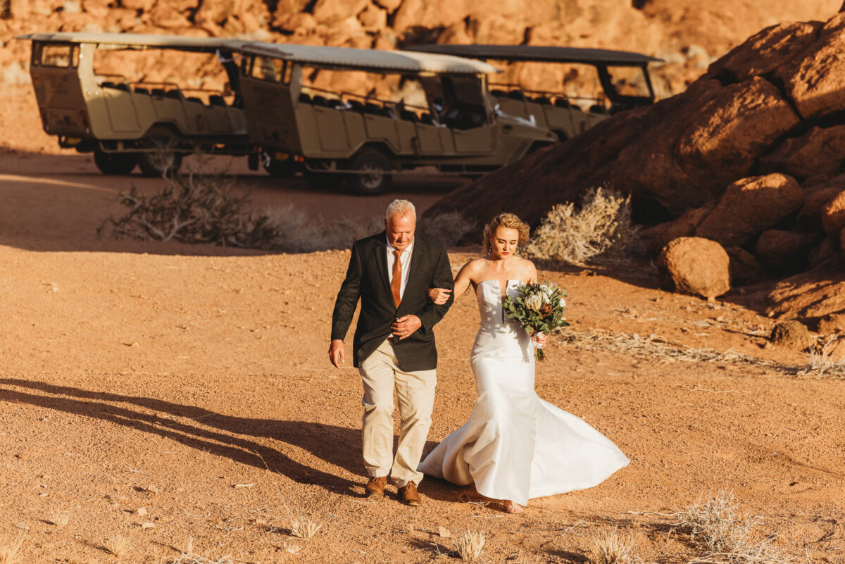 intimate-wedding-in-namib-desert-namibia_father-and-bride-image-by-mariette-du-toit-photography