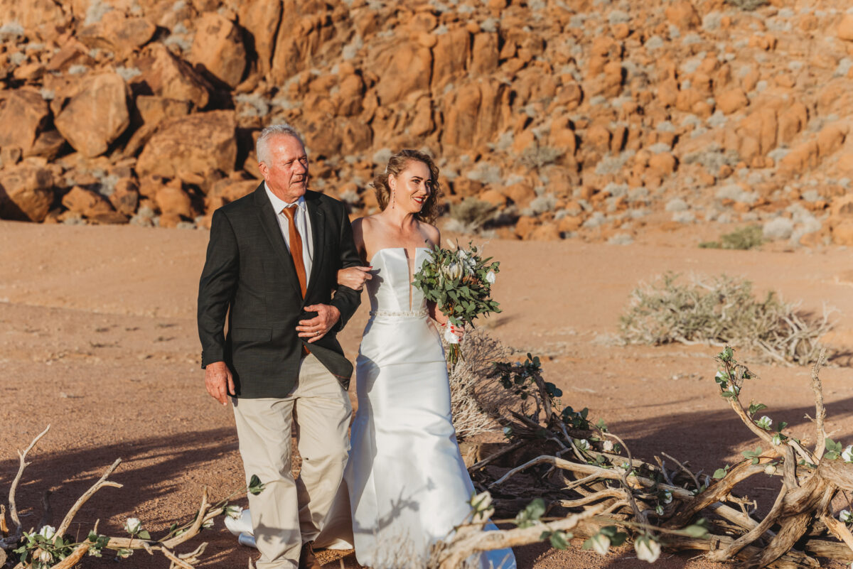 intimate-wedding-in-namib-desert-namibia_father-and-bride-image-by-mariette-du-toit-photography