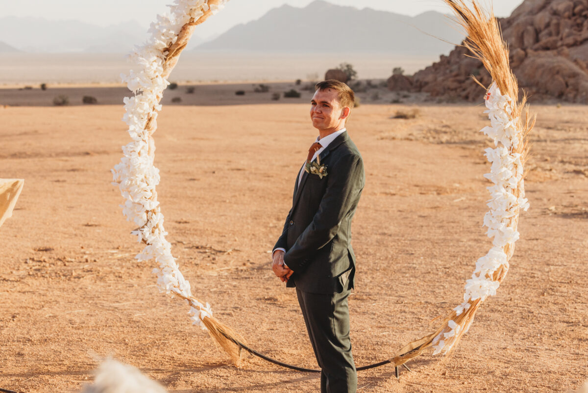 intimate-wedding-in-namib-desert-namibia_father-and-bride-image-by-mariette-du-toit-photography
