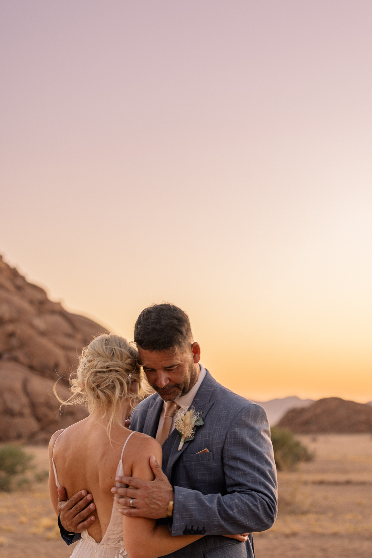 couple eloping in the namib desert close to sossusvlei, image by mariette du toit photography