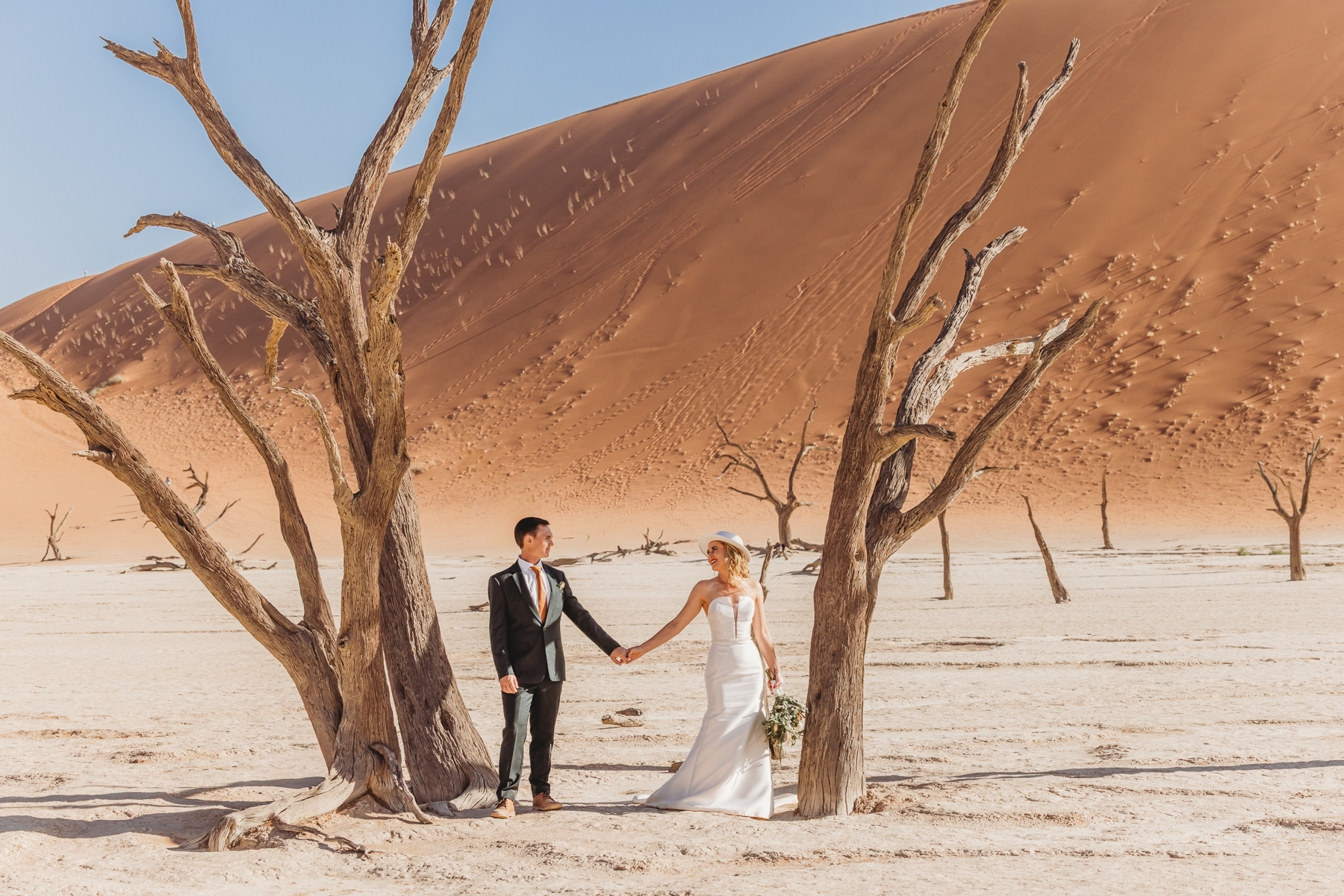wedding couple in deadvlei, namibia