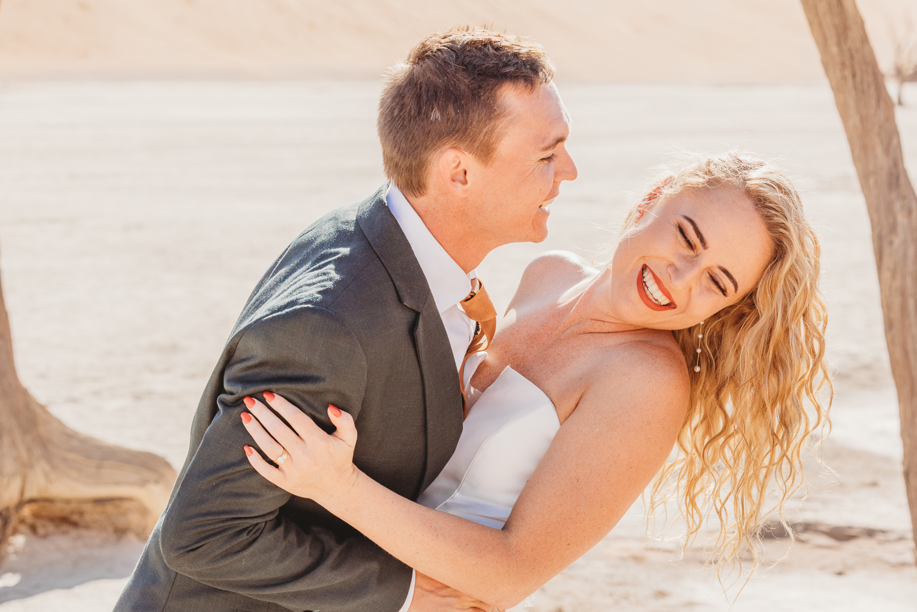 wedding couple kissing in deadvlei, namibia
