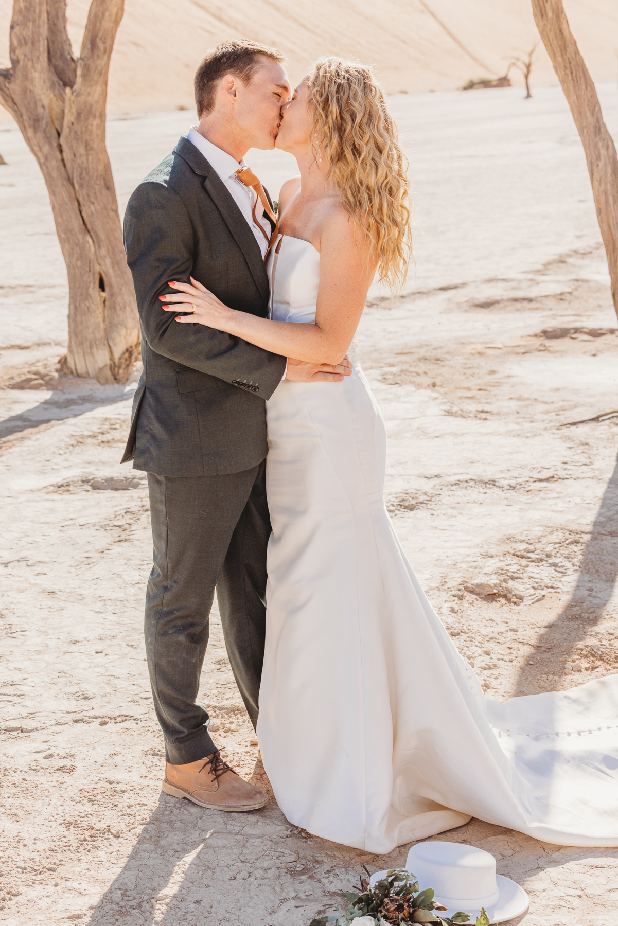 wedding couple kissing in deadvlei, namibia